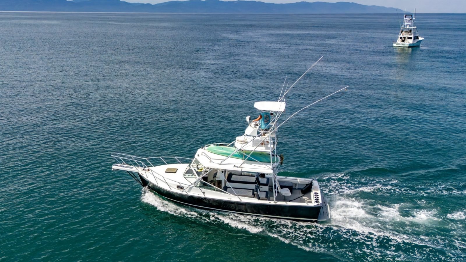 Guanatuna, Gulfstream de 34 pies con cubierta techada, navegando frente a la costa de Puerto Vallarta