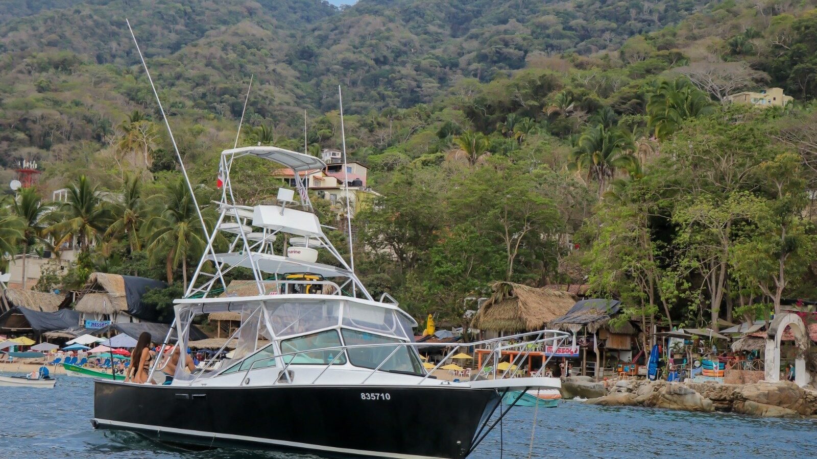 Guanatuna anclado frente a un pueblo de playa de la costa sur de la Bahía de Banderas