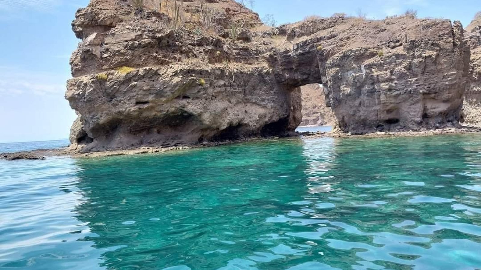 El arco marino de Isla Danzante sobre agua turquesa, Parque Nacional Bahía de Loreto