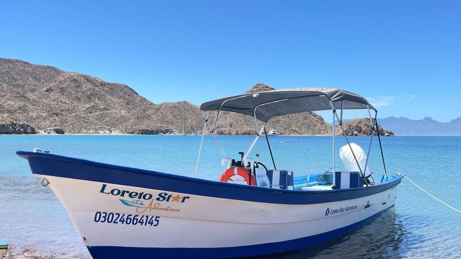 La panga Loreto Star varada en la playa de Isla Coronado, Parque Nacional Bahía de Loreto, Baja California Sur