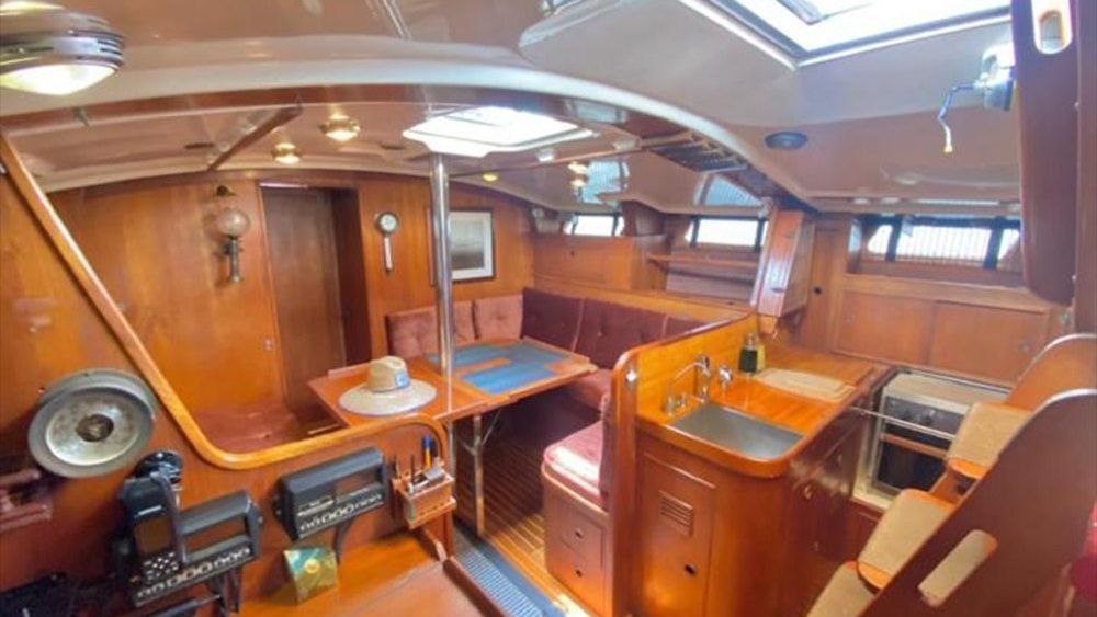 Salón interior del velero Wauquiez 45, opción de renta de yate privado en Puerto Vallarta